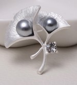 Broche - sølv blomst med grå perle